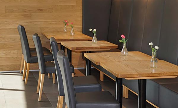 智慧食堂中的桌椅